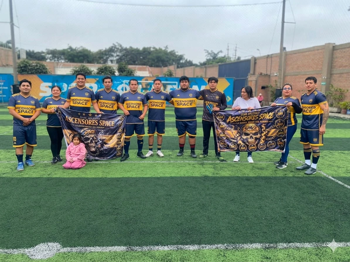 Grupo deportivo de Ascensores Space con uniformes azul y dorado