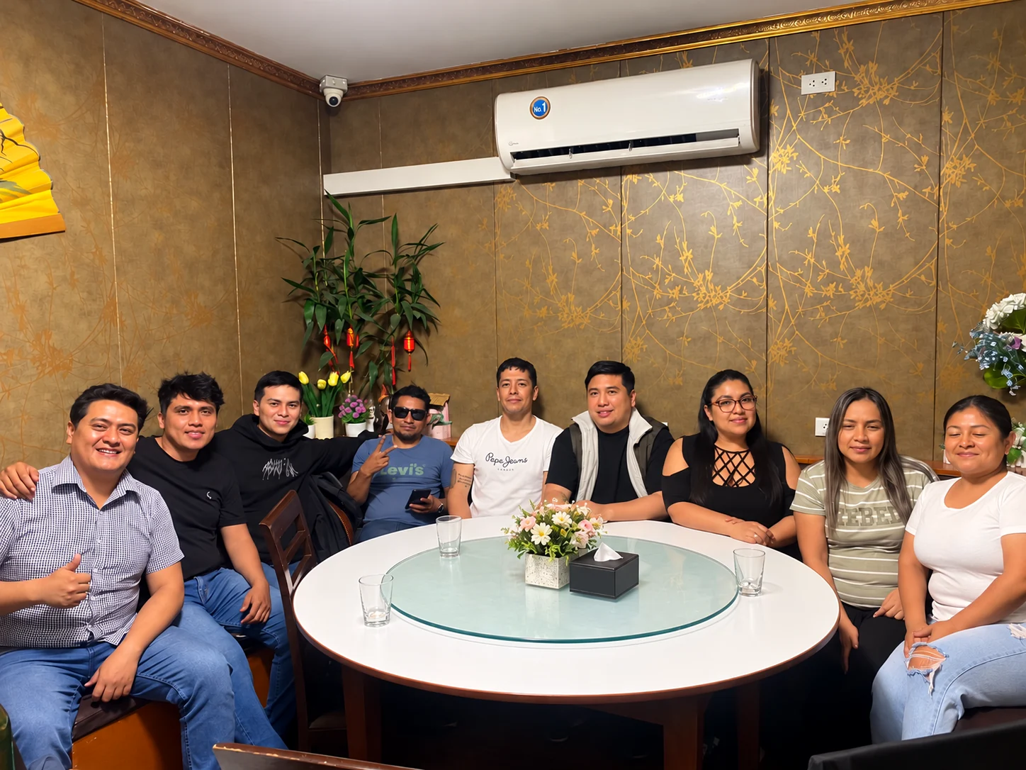Integrantes del grupo compartiendo una reunión, imagen editada para retirar bebidas alcohólicas